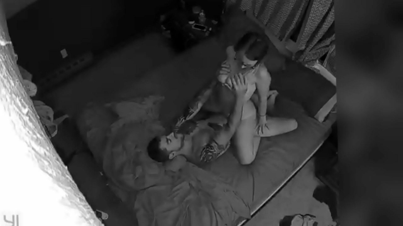 Pone una cámara oculta en la habitación y graba a su mujer con su amante