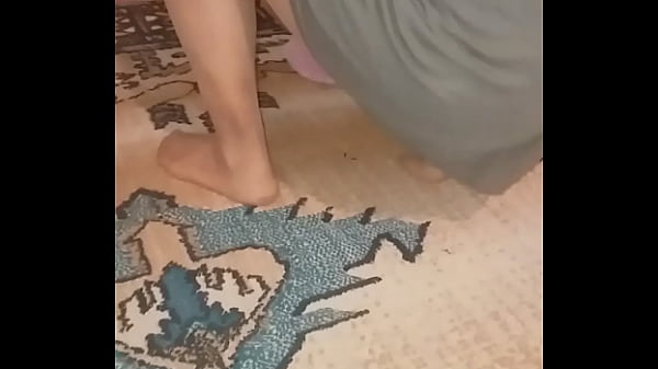 T�rk Milf T�l �orapl? Ayaklar?n? G�steriyor Ev Temizlerken