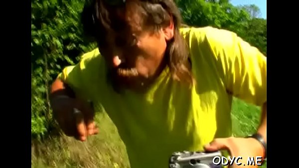 Amateur babe lets an older guy penetrate her cuchy