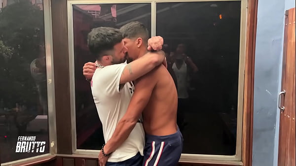 Rod mete sua enorme pica no Fernando Brutto num CRUISING bar do Rio