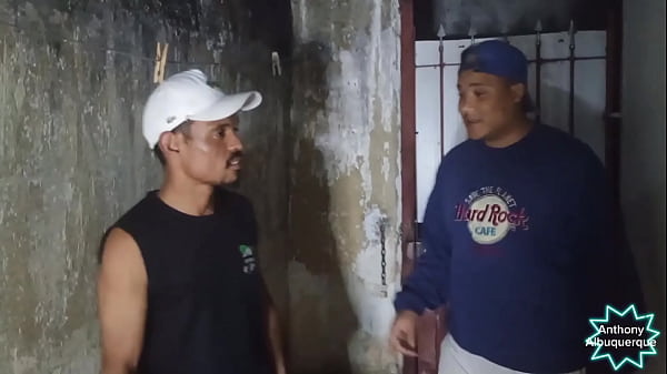 Download Video - Parei o carro pra mijar&comma; passou um novinho e pediu pra mama&comma; depois me levou pra sua casa pra fuder enquanto a mulher dormy&commat;