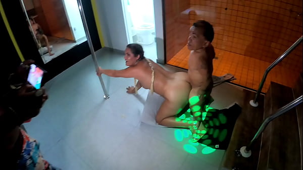 Download Video - O an&atilde;o Zezinho Teves  fode loira rabuda assistente de palco do Nego Catra &period; Paty Bumbum