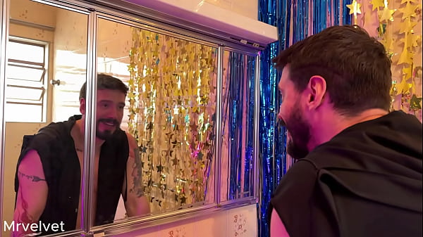 A LOIRA SAFADA DO BANHEIRO LEVOU ROLA NA FESTA DE HALLOWEEN - ARTHUR VELVET