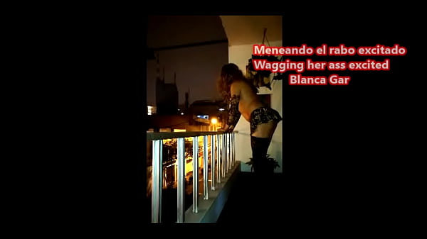 Meneando el rabo cual puta arrecha que desea un...