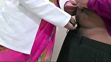 医師が患者の黒人のペニスを密かに検査している