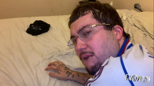 Novinho fez 18 anos e eu dei meu cuzinho de pre...