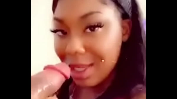 Ebony Teen Slut A L'air Tellement Bon Pendant Qu'elle Fait Des Trucs De Crache Sur Ma Bite