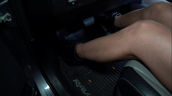 Suzie Slut saiu para comprar gasolina, vestindo apenas um vestido sem calcinha