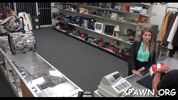 Ivy Rose Qualifiée Avec D'énormes Seins Naturels Se Fait Presser Et Taquiner