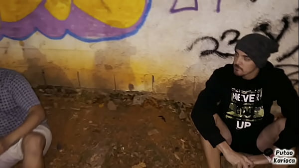 O MACHO CASADO FOI FUMA UMA ERVA NA PRAÇA E DEU...