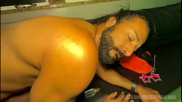 Mão no rabo do safado