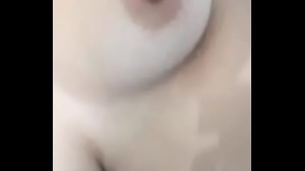 Puta tocandose video en baño