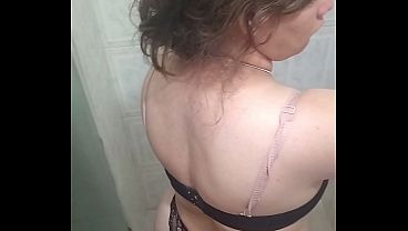 En la ducha del motel mostrando su cuerpo