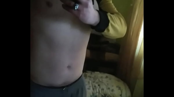 Der Massige Mann Zeigt Die Brust