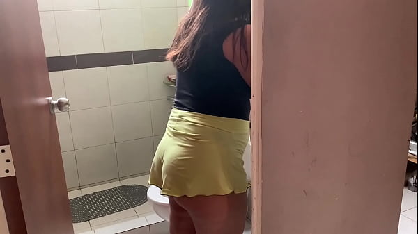 Download Video - Le agarro las nalgas a mi mejor amiga en el ba&ntilde;o la invito a jugar disfruto mucho su culo redondo