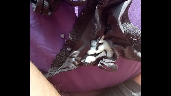 Aufs Höschen meiner Kleinen gespritzt bevor sie...