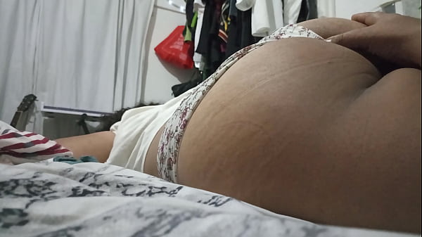 Download Video - Le acaricio las nalgas a mi esposa y no se da cuenta que la grabo y la subo a xvideos