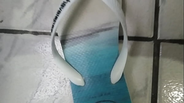 Gozando nas havaianas e depois colocando elas n...