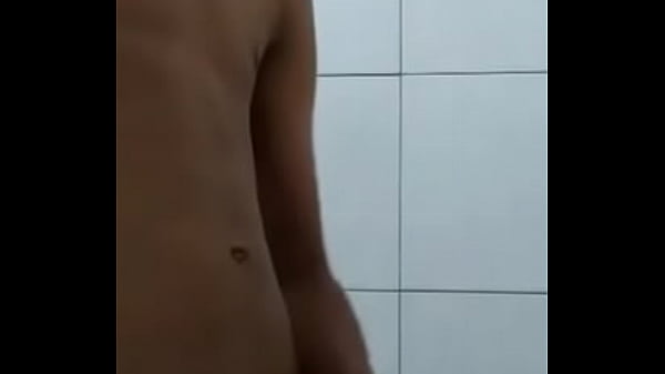 Novinho se masturbando.