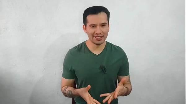 Joven virgen le da sexo oral por primera vez al...