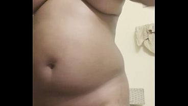 ダーティでセクシーな黒人女性がシャワータイム中に体をきれいにする