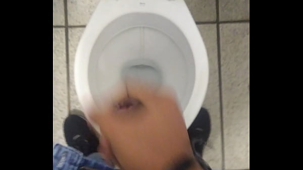 Novinho tocando uma no banheiro da faculdade