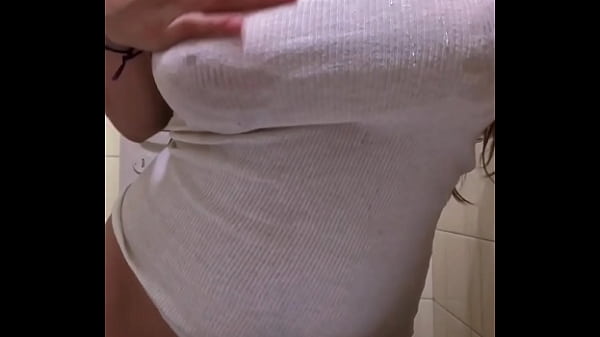 Download Video - hijastra le envia video a su padrastro mostrando sus tetas blancas y jugando y mojandose toda desnuda en el Ba&ntilde;o&comma; culona blanca