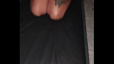 いたずら好きなブロンド美女が、クラブのエロティックチェアで勃起した複数の男たちの「ランチボックス」となる。