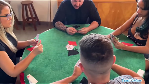 Download Video - A ideia era jogar carta mas acabamos fodendo e fazendo uma troca de casal