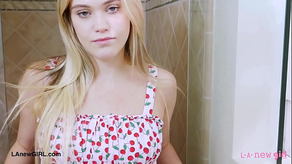 Ragyogó tinilány zuhanyzás után