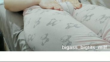 CAMEL TOE- MASTURBATE WİTH PAJAMAS- RUBBİNG PUSSY WİTH PAJAMAS