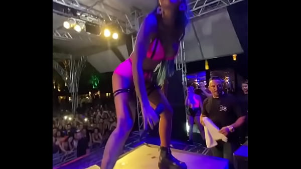 MC TATI ZAQUI DANCING FUNK AT THE SHOW