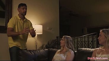 La belle-fille lesbienne regarde son beau-père baiser la fille dont elle est amoureuse