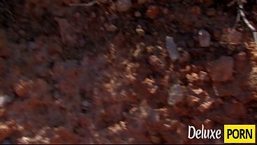 Millie Espiegle, 18 ans, se fait prendre par derrière sur une plage nudiste