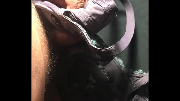 射在灰色原味蕾絲奶罩上 穿很多天體味重 射完用奶...