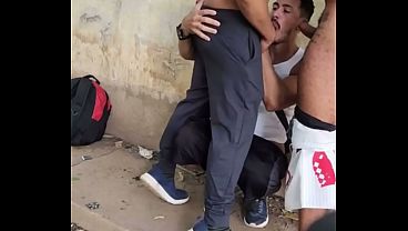 OFERECI O RABO DO MEU AMIGO PARA VARIOS HOMENS