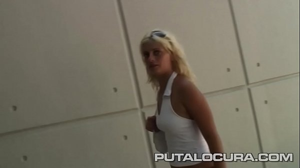 Download Video - La camarera me sirve un plato de co&ntilde;o muy h&uacute;medo