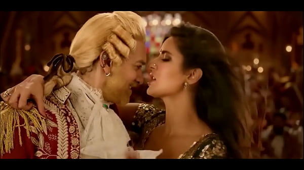 (Part 2) Indian actress Katrina Kaif hot bouncing boobs cleavage navel legs thighs blouse with Aamir Khan in Thugs of Hindostan song Suraiyya edit zoom slow motion
