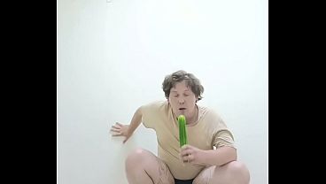 ゲイ男性の秘密の生活!ロシア人ゲイ男性が夜、仕事中に一人で巨大なタトゥーの入った尻を様々な体位でアナルファック!