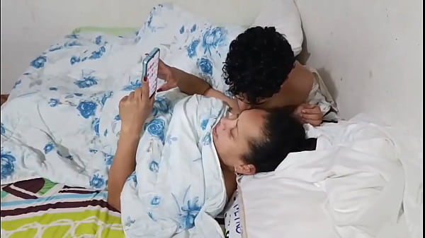 Download Video - comparto cama con mi hijastro no aguantamos y termino metiendo su gran polla y mi co&ntilde;o caliente y apretado y me deja su semen en la vagina