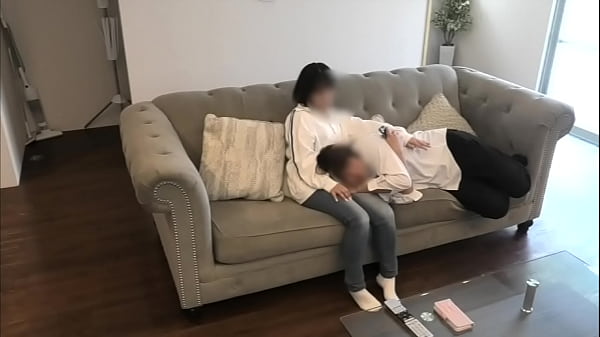 [Couple's Daily Sex] On a day off, I was lazing around watching TV with my girlfriend on my lap, and I started wanting to have sex with her.