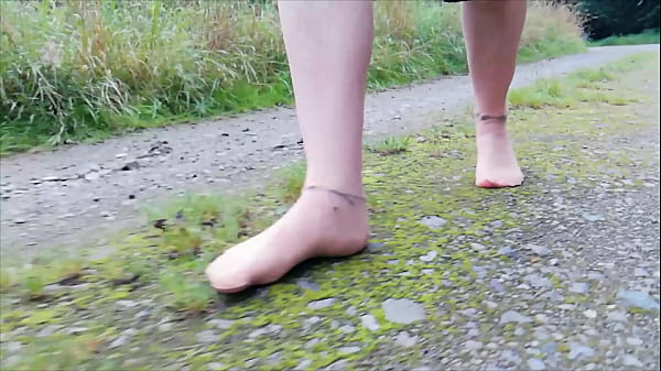 Nylonfüße machen einen Spaziergang in der Natur