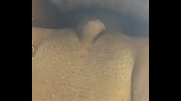 El vecino me deja el coño lleno de leche
