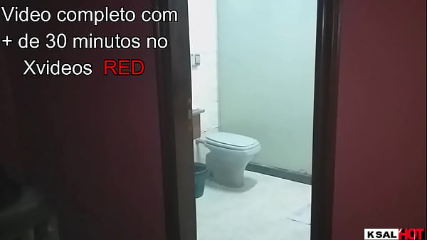 Download Video - A delicia da Danny hot&comma; fode com todo mundo da produ&ccedil;&atilde;o no banheiro  ela goza muito na orgia