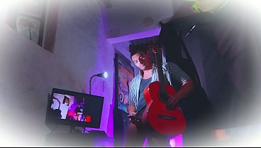 Morado - Cossplay de Doctor Antiguo vestido de Rayas - Sexy N1 - Frotando Guitarra Yamaha C80 por el Pene Grande