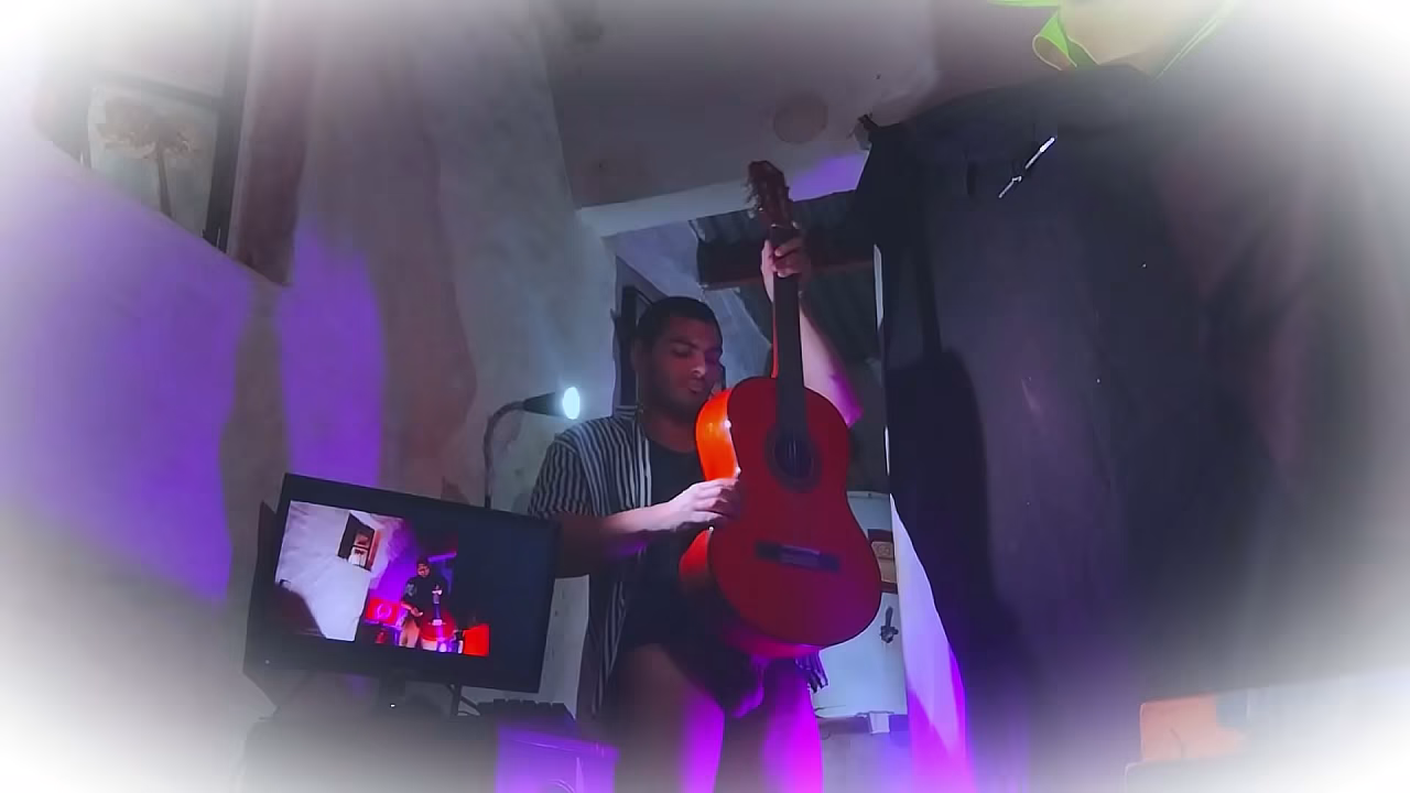 Morado - Cossplay de Doctor Antiguo vestido de Rayas - Sexy N1 - Frotando Guitarra Yamaha C80 por el Pene Grande