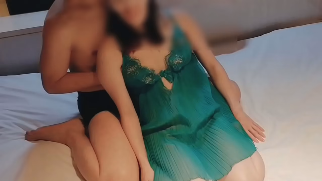 緑のセクシーランジェリーを着たスレンダーなかわいい人妻を着衣のまま愛撫して絶頂させる。Home made amateur 個人撮影 kawasaki JK