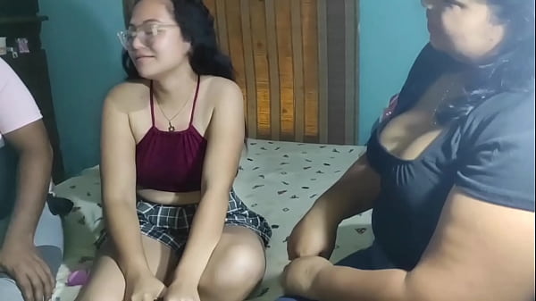 Download Video - Veo como se follan a mi hijastra frente a mi y me excita mucho que me pongo a masturbarme