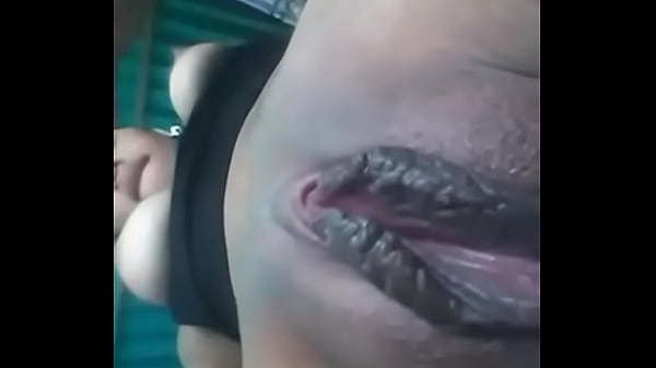 Estefani se masturba porque el novio le hace falta