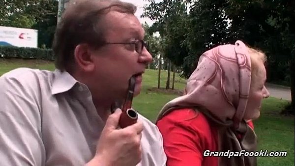 Download Video - Sexy babe seduces nasty older dude